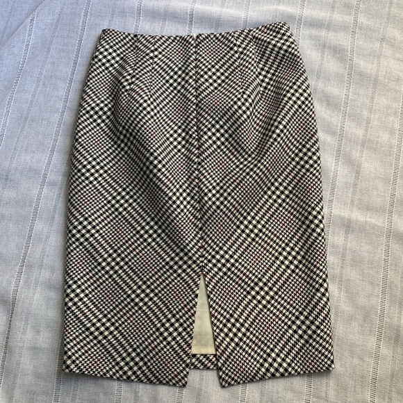 White House Black Market houndstooth pencil skirt. - Picture 3 of 13